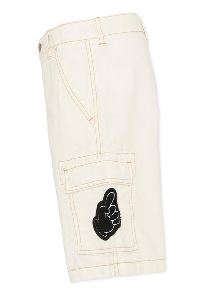 Shorts cargo couleur crème avec coutures orange et un patch noir représentant une main pointant vers le haut sur le rabat de la poche latérale.