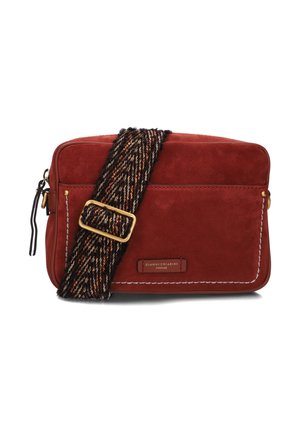 Borsa a tracolla in suede rosso con manico intrecciato e dettagli dorati, dotata di chiusura con zip e tasca frontale con etichetta del marchio.