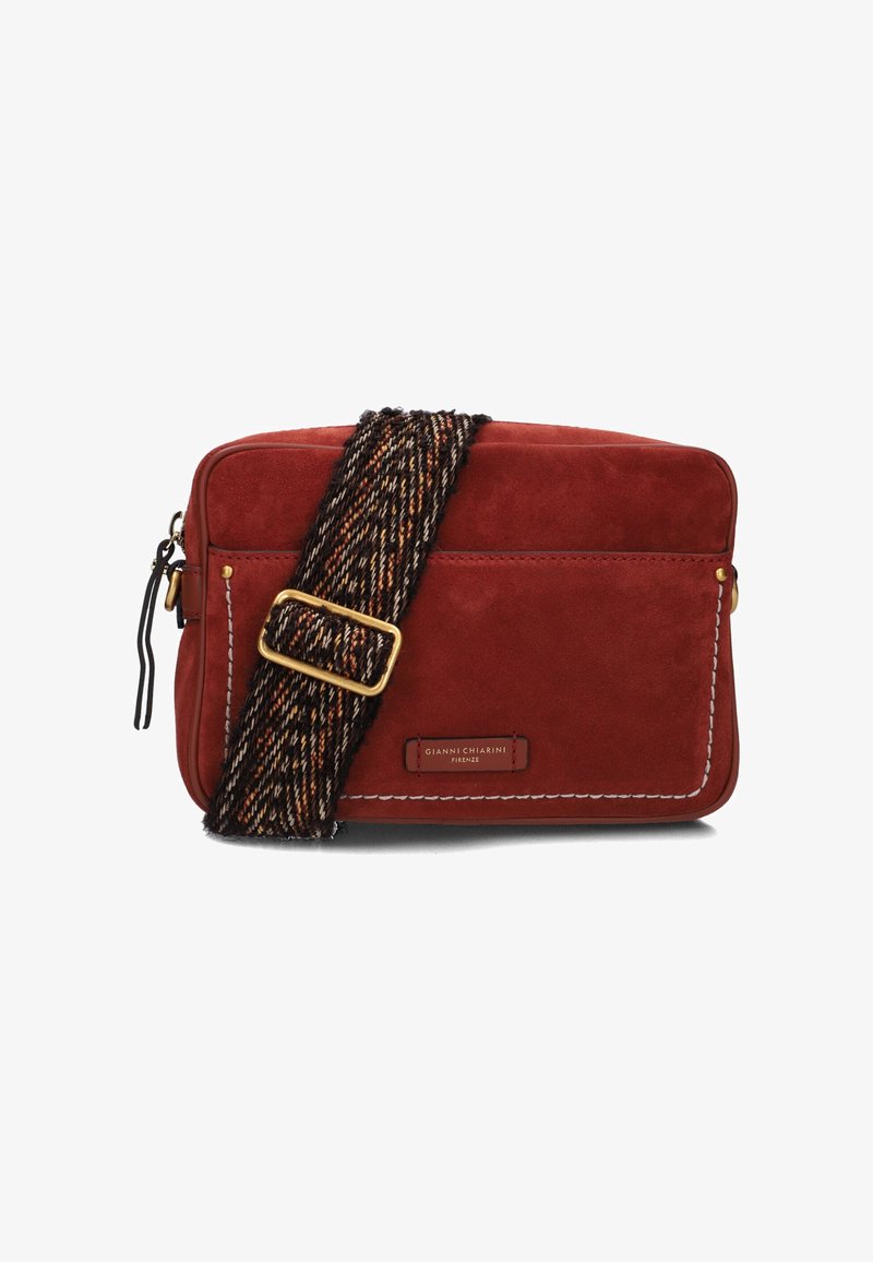 Borsa a tracolla in suede rosso con manico intrecciato e dettagli dorati, dotata di chiusura con zip e tasca frontale con etichetta del marchio.