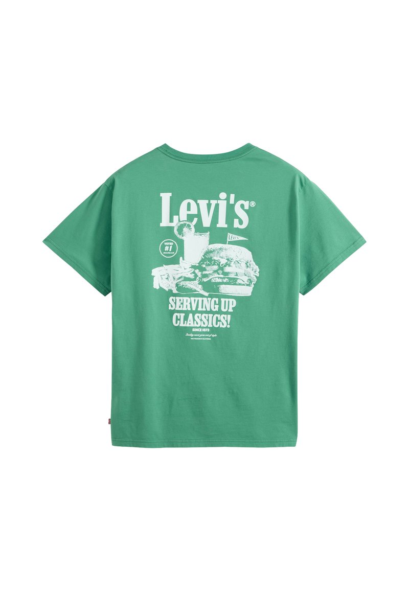Grünes T-Shirt mit kurzen Ärmeln und weißem Motiv eines Burgers, Pommes, Getränks und dem Text "Levi's Serving Up Classics Since 1873" auf dem Rücken.