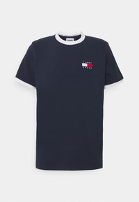 Midnightblaues kurzärmeliges T-Shirt mit weißem Kragen und Akzenten an den Ärmeln. Mit einem Logo auf der Brust, das rote und weiße Streifen zeigt. Hergestellt aus Baumwolle.