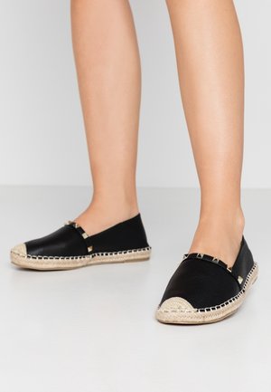Sorte espadriller med en tekstureret læderoverdel, kunstlæderkant, guldfarvede nitter og en vævet jute-sål med en rund tådesign.