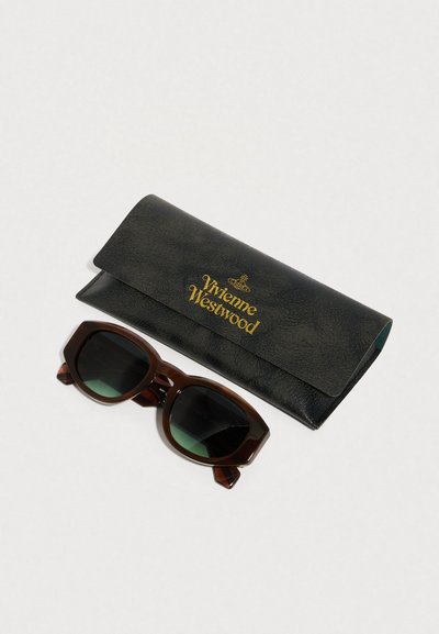 Ochelari de soare pătrați, maro, cu lentile verzi, asortați cu un toc din piele sintetică neagră, prezentând branding-ul auriu "Vivienne Westwood".