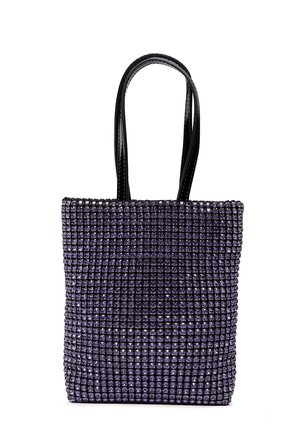 Fioletowa torebka na ramię z koralikami, z podwójnymi czarnymi skórzanymi uchwytami, o prostokątnym kształcie i fakturowanym wzorem w kratkę.