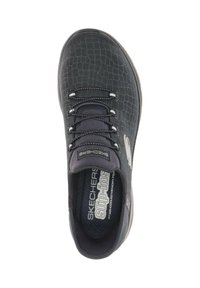 Sneaker nera Slip-Ins di Skechers con memory foam ventilato, lacci elastici e tomaia in tessuto testurizzato vista dall'alto.