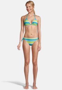 Bikini deux pièces avec un motif rayé bleu, vert et jaune, comprenant un haut triangulaire et un bas taille basse noué sur les côtés.