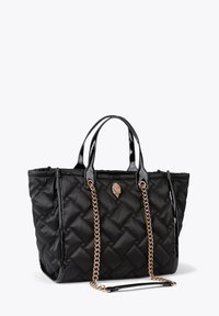 Borsa tote nera trapuntata con rifiniture lucide e manici in catena dorata. Presenta un accento con logo sul davanti e un design interno spazioso.