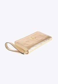Portafoglio a polso in pelle d'oro con texture, design impresso, chiusura con zip e un cinturino per il polso abbinato su sfondo bianco.