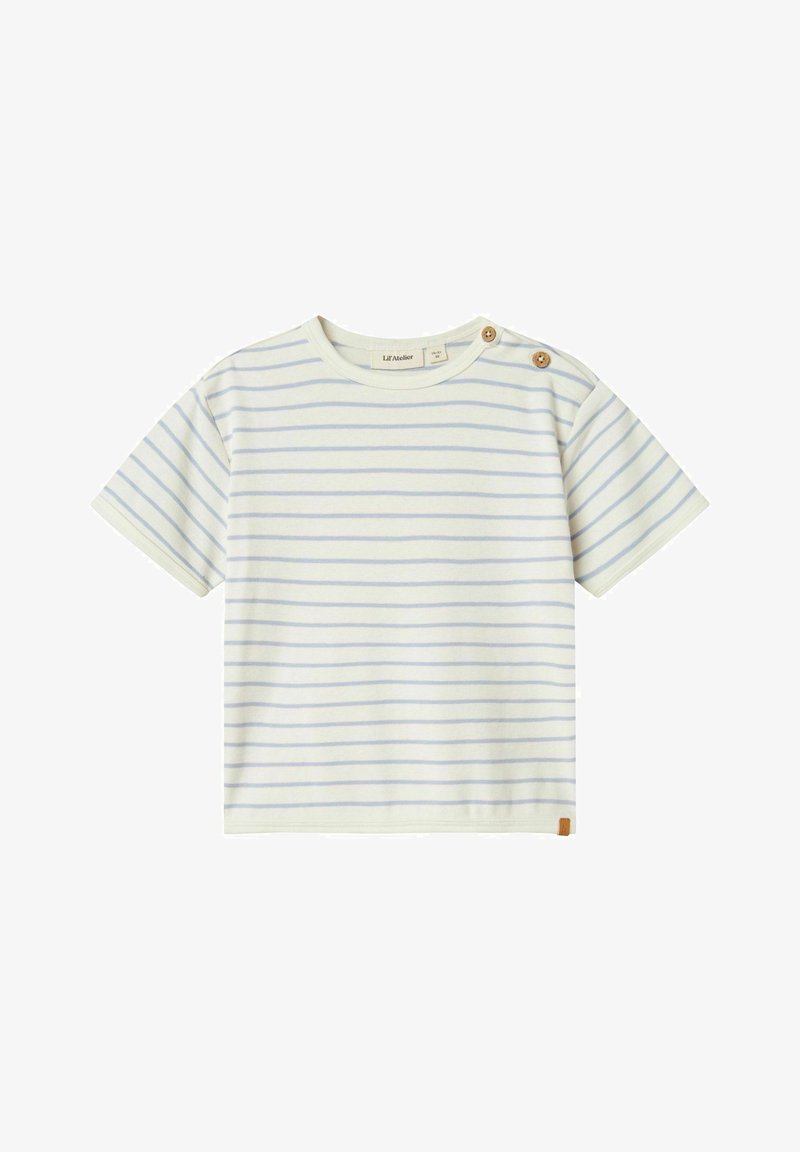 Pruhované tričko s krátkým rukávem v barvě slonové kosti s světle modrými pruhy, má kulatý výstřih a dva knoflíkové detaily na rameni.