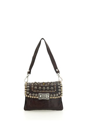 Borsa a tracolla in pelle marrone scuro con patta decorata da borchie metalliche e motivi floreali decorativi, chiusura con fibbia argento.