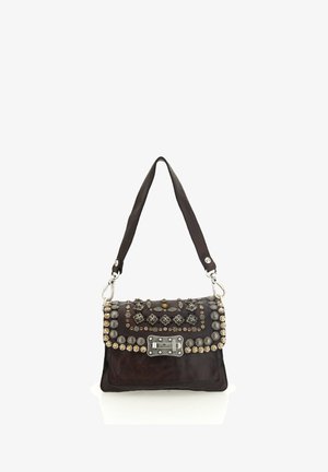 Borsa a tracolla in pelle marrone scuro con patta decorata da borchie metalliche e motivi floreali decorativi, chiusura con fibbia argento.