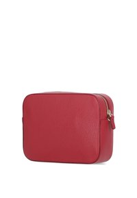 Borsa rettangolare rossa in pelle con superficie текстurizzata, zip dorata e angoli arrotondati. Design minimalista adatto a varie occasioni.