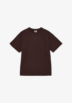 Brązowa bawełniana koszulka z krótkim rękawem i okrągłym dekoltem. Na przodzie znajduje się subtelne logo "HALO". Klasyczny krój.
