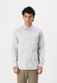 Cămașă butonată în gri deschis cu dungi verticale albe, mâneci lungi, un singur buzunar pe piept, material neted și un design clasic al gulerului.