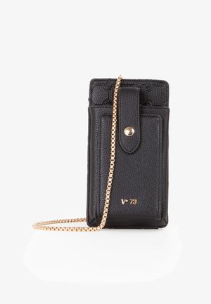 Portafoglio in pelle nera con finitura testurizzata e tracolla in catena dorata. Presenta una chiusura a scatto e un logo del marchio in rilievo. Forma rettangolare compatta.