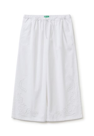 Pantalon blanc à jambes larges avec taille élastique, cordon de serrage, poches latérales et broderie florale près de l'ourlet inférieur sur les deux jambes.