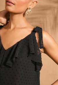 Love & Roses REGULAR FIT - RUFFLE DETAIL - Bluza - black