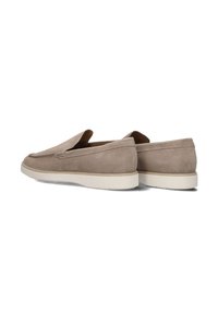 Lichte beige suède instapschoenen met een gladde textuur, voorzien van een ronde neus en een contrasterende witte rubberen zool.