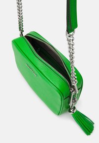 MICHAEL Michael Kors JET CAMERA - Torba preko tijela - palm