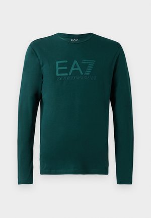 Dugi rukav tirkizna majica s округлим izrezom, koja na prednjoj strani ima izvezene logotipe EA7 i Emporio Armani u odgovarajućoj boji.