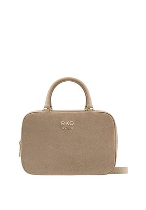 Beżowa zamszowa torebka o prostokątnym kształcie, z dwoma zaokrąglonymi uchwytami, złotym okuciami i wytłoczonym logo marki z przodu.