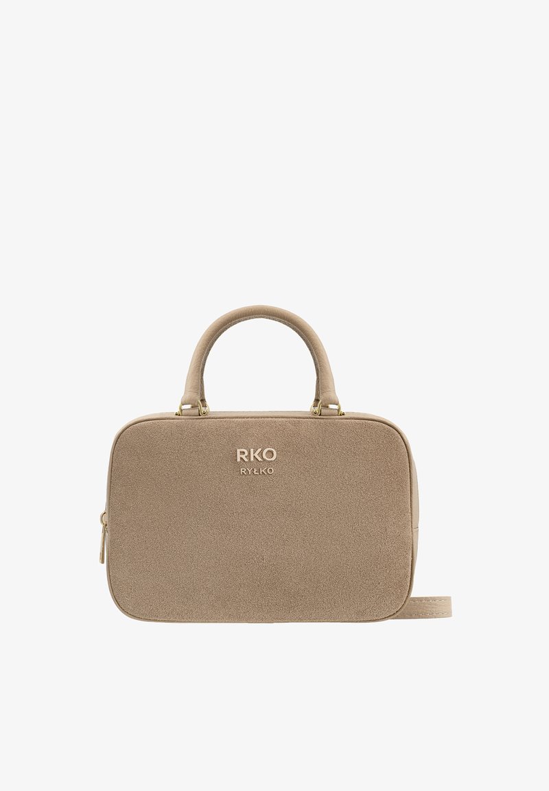 Sac à main en daim beige de forme rectangulaire, avec deux poignées arrondies, des garnitures dorées et un logo de marque embossé sur le devant.