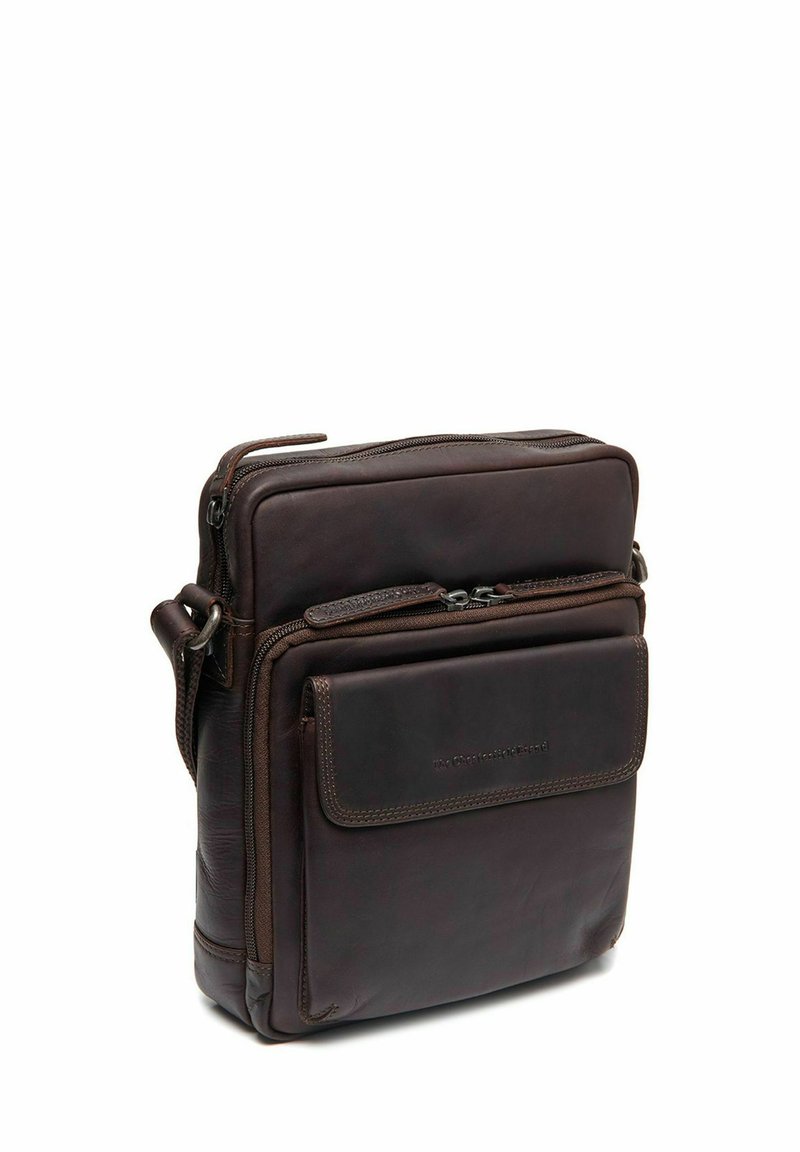 Borsa a tracolla in pelle marrone con una superficie liscia, tasca anteriore con zip e tracolla staccabile. Presenta cuciture a contrasto.