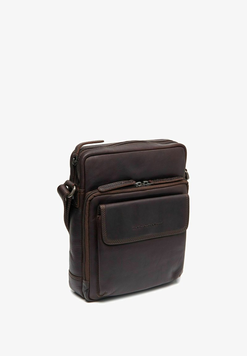 Borsa a tracolla in pelle marrone con una superficie liscia, tasca anteriore con zip e tracolla staccabile. Presenta cuciture a contrasto.