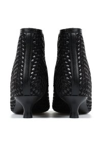 Czarne plecione botki do kostki o błyszczącej powierzchni. Posiadają subtelny obcas i teksturowane boki. Zamknięty fason zapewnia wsparcie wokół kostki.