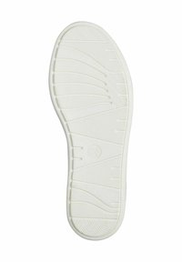 Suela de goma blanca con patrones de agarre texturizados, que presenta líneas curvas y aristas para tracción, con impresión de logo cerca del talón.