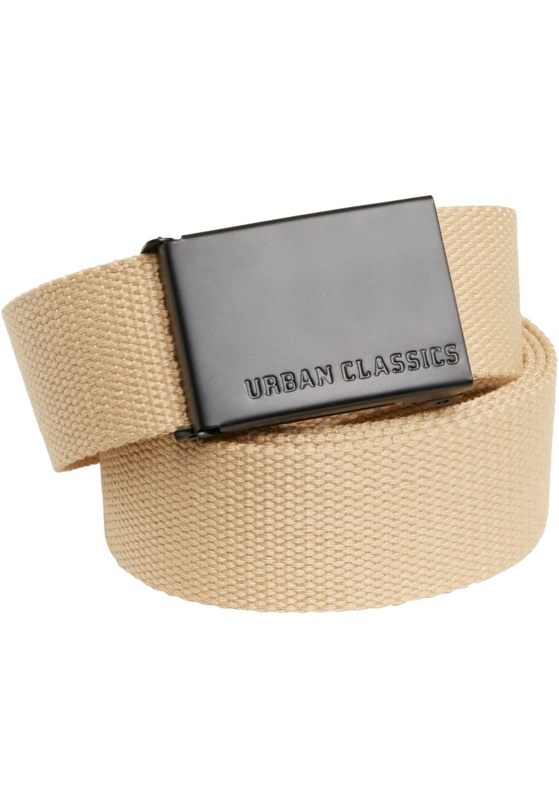 Beige gewebter Stoffgürtel mit einer flachen schwarzen Metallschnalle, die mit "URBAN CLASSICS" graviert ist. Der Gurt hat eine strukturierte Oberfläche.