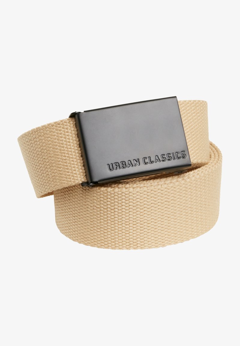 Cintura in tessuto intrecciato beige con una fibbia piatta in metallo nero inciso con "URBAN CLASSICS". La cinghia presenta una superficie texture.