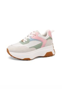 Sneaker bianco con accenti pastello rosa, verde e blu. Presenta una tomaia in tessuto texturizzato e una suola bianca chunky con battistrada marrone.