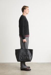 HUGO SMARLO - Strikkegenser - black