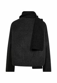Giacca di lana grigia scura con un ampio colletto e dettaglio in sciarpa lavorata a maglia. Presenta una forma squadrata e un tessuto testurizzato con un design pulito sul retro.