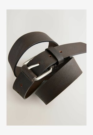 Curea din piele maro închis, cu o cataramă rectangulară argintie, înfășurată pe o suprafață gri deschis.