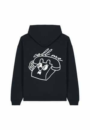 Haut à capuche noir avec un design graphique blanc d'un téléphone vintage et le texte "appelle-moi" au-dessus. Fabriqué à partir d'un matériau doux avec une coupe décontractée.