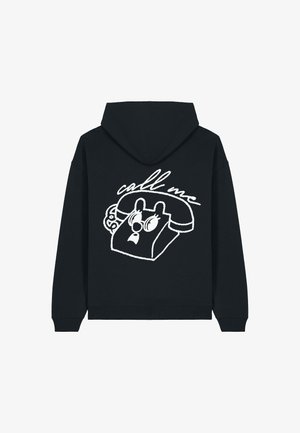 Haut à capuche noir avec un design graphique blanc d'un téléphone vintage et le texte "appelle-moi" au-dessus. Fabriqué à partir d'un matériau doux avec une coupe décontractée.