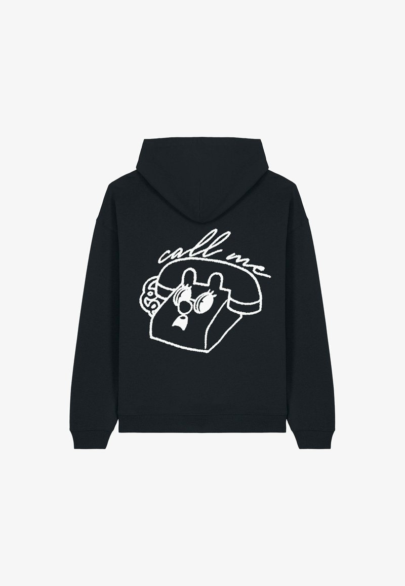 Haut à capuche noir avec un design graphique blanc d'un téléphone vintage et le texte "appelle-moi" au-dessus. Fabriqué à partir d'un matériau doux avec une coupe décontractée.