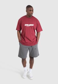 Smilodox BLAKE - Camiseta estampada - bordeaux