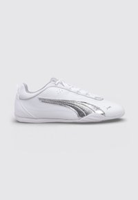 Baskets basses blanches avec bande logo Puma argentée sur le côté, lacets blancs et un design élégant et lisse.