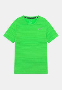 Camiseta verde Nike Dri-FIT con cuello redondo, mangas cortas y patrón de rayas horizontales; presenta un pequeño logo reflectante en el pecho.