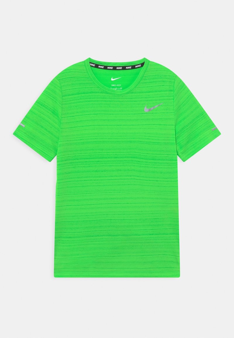 Camiseta verde Nike Dri-FIT con cuello redondo, mangas cortas y patrón de rayas horizontales; presenta un pequeño logo reflectante en el pecho.
