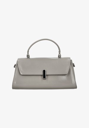Grijze leren handtas met een gestructureerd ontwerp, voorzien van een handvat bovenaan en een klep aan de voorkant die wordt vastgehouden door een zwarte metalen sluiting.