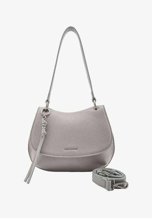 Sac à main en cuir gris avec une silhouette incurvée, une sangle réglable et un pompon à l'avant. Présente des coutures discrètes et un logo en bas.