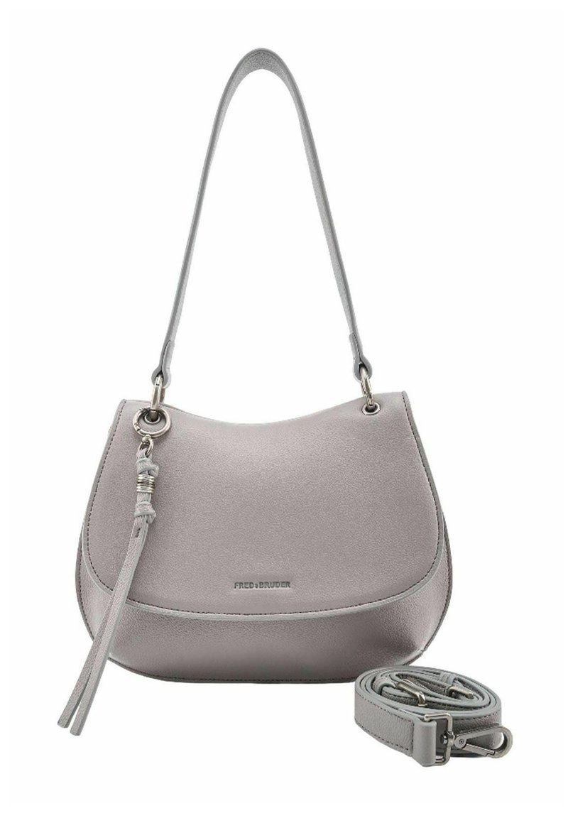 Sac à main en cuir gris avec une silhouette incurvée, une sangle réglable et un pompon à l'avant. Présente des coutures discrètes et un logo en bas.