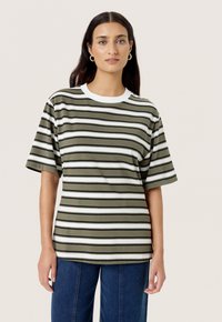 Camiseta a rayas verde y blanca con un cuello redondo clásico y mangas cortas, hecha de una tela suave con un corte holgado.