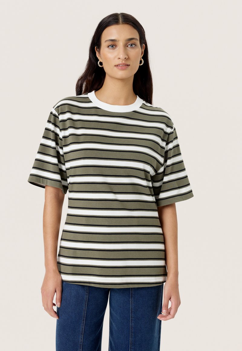 Camiseta a rayas verde y blanca con un cuello redondo clásico y mangas cortas, hecha de una tela suave con un corte holgado.