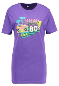 Lila bomulls-t-shirt med en grafisk design som har "FÖDD PÅ 80-TALET," en boombox, palmträd och vågiga linjer i ljusa färger.
