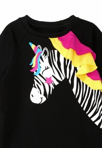 Czarna bluza z motywem zebry z kolorowym rogiem jednorożca, ozdobiona różowymi i żółtymi falbankami na ramieniu.
